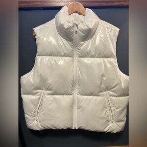 *3/10*    White cropped puffer vest